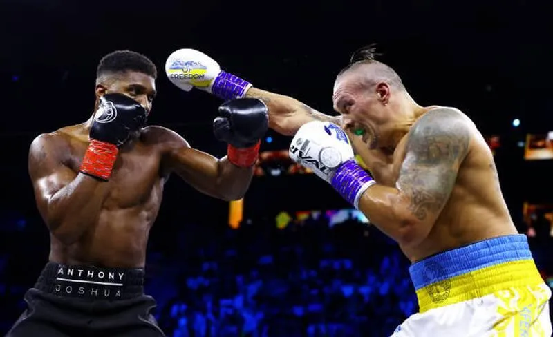 ...Nhưng Joshua vẫn không thể đánh bại được Usyk rất tinh quái luôn đánh xáp lá cà.