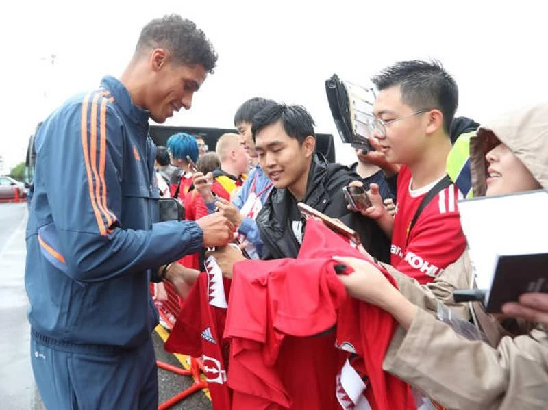 Varane cũng ký tặng người hâm mộ. Malacia ký tặng. Nhưng điều không đổi ở fan MU vẫn là Glazer phải...out khỏi MU. ...Yêu MU nhưng căm thù Glazer.