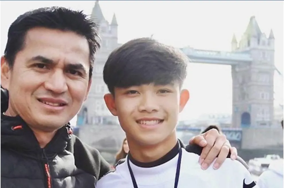 Cậu bé Phromthep đăng tấm hình mình và ông thầy Zico Kiatisak và khoe trúng tuyển học bổng toàn phần sang Anh học bóng đá. Ảnh: Instagram của Phromthep