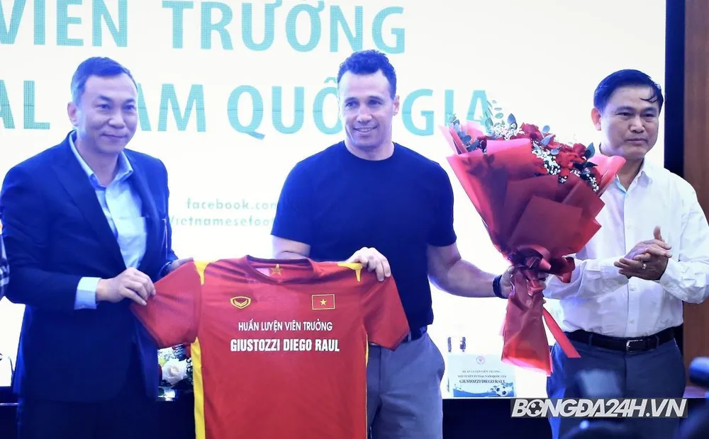 HLV Diego Raul (giữa) của tuyển Futsal Việt Nam. HLV Diego Raul (giữa) của tuyển Futsal Việt Nam.
