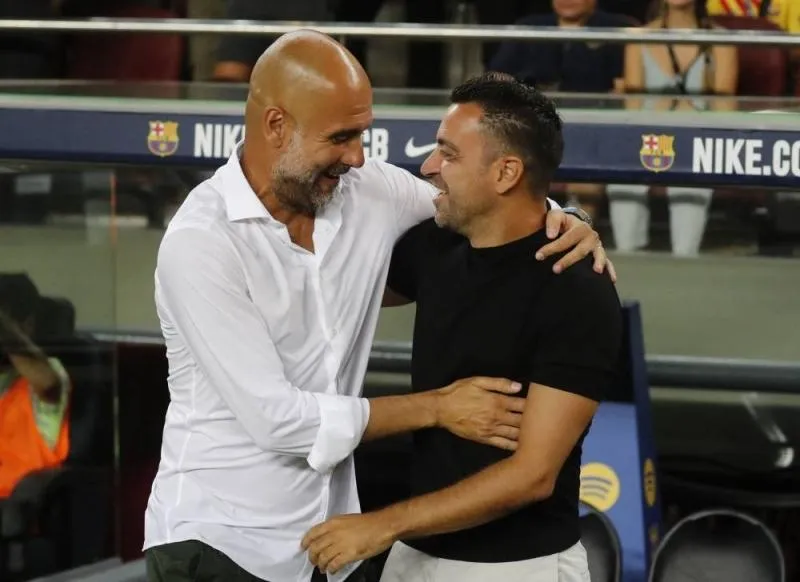 Hai nhà cầm quân, vốn là thầy trò. Thầy Pep Guardiola từng có một thời huy hoàng ở Barcelona, lúc đó thuyền trưởng Xavi của Barcelona là át bài trên sân. ...Thầy căng quá thầy ơi - Xavi nói. Ra sân phải chiến đấu chứ - Pep nói.