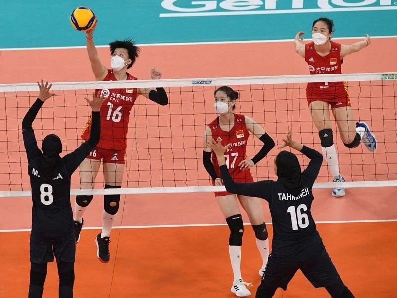 Mang khẩu trang thế này làm sao lượng Oxygen đủ nạp vào phổi để vận động nặng. Ảnh: AFP