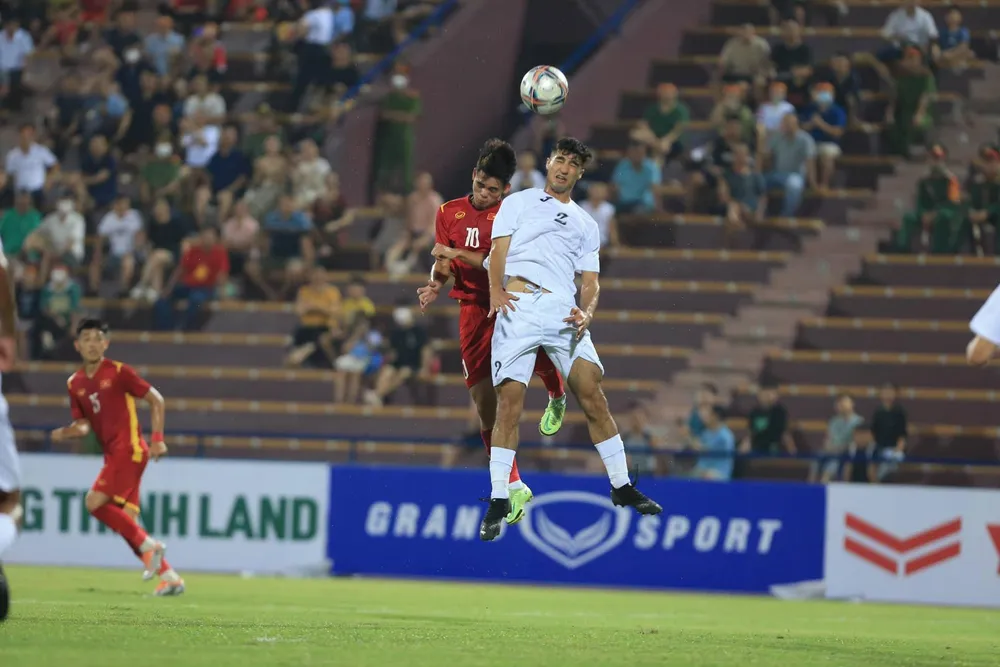 Một trận đấu ít sự va đập quyết liệt vì hai đội tránh chấn thương. Ảnh: CTP