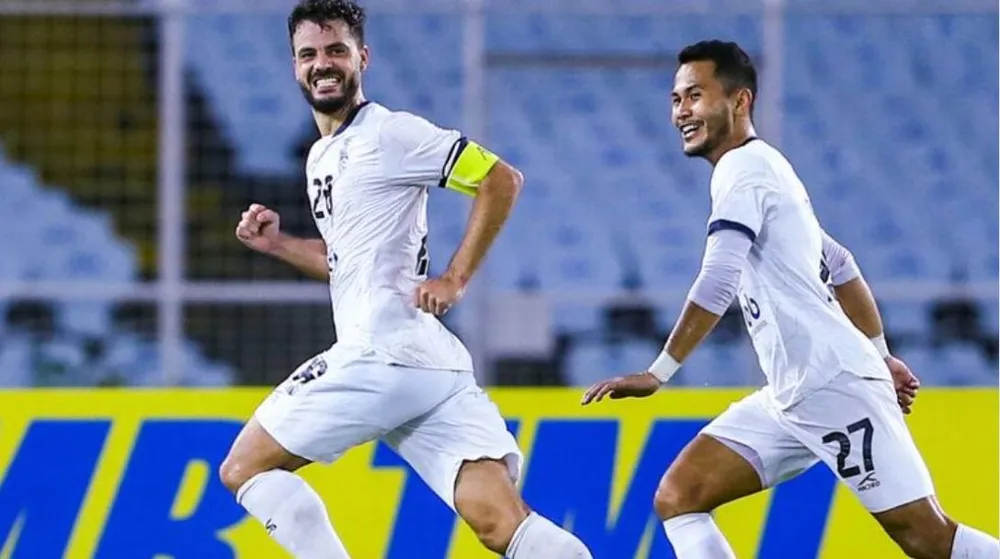 Đội trưởng Paulo Joshue của Kuala Lumpur City mở điểm cho đội nhà ngay tại Kolkuta Đội trưởng Paulo Joshue của Kuala Lumpur City mở điểm cho đội nhà ngay tại Kolkuta