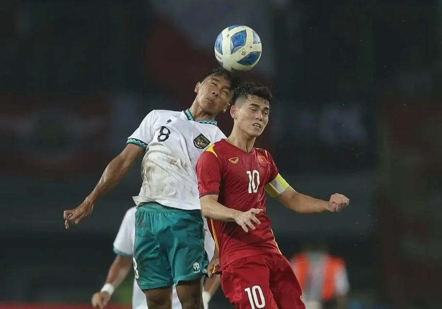 Đội trưởng Khuất Văn Khang của VN trong pha tranh chấp với Arkhan của Indonesia. Ảnh: Bola