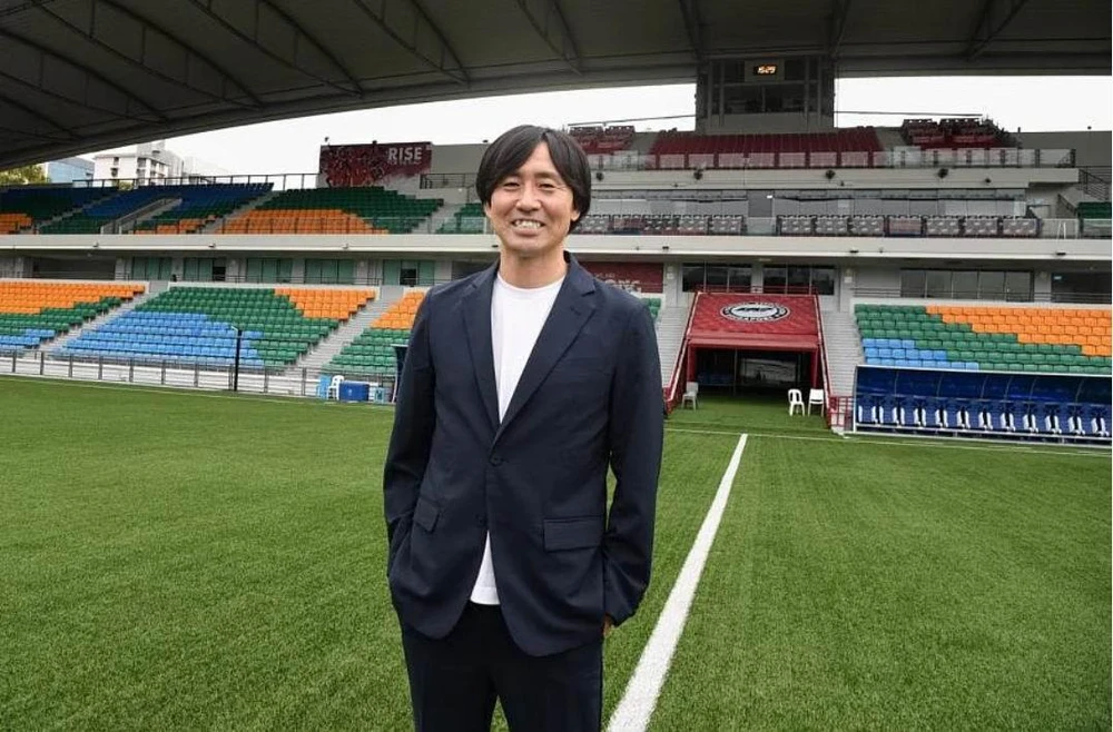 Dẫn dắt tuyển Singapore sang VN đá giao hữu, HLV Takayuki mong trải nghiệm đội bóng mạnh như VN. Ảnh: ST