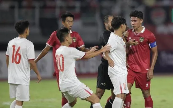 Nhiều thời điểm trận đấu nóng lên vì những pha vào bóng rất khô khốc từ hai đội. Ảnh: CTP Nhiều thời điểm trận đấu nóng lên vì những pha vào bóng rất khô khốc từ hai đội. Ảnh: CTP