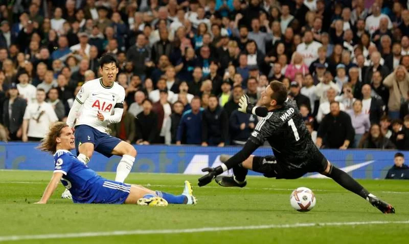Một trong ba bàn thắng của Son vào lưới Leicester City. Ảnh: Getty