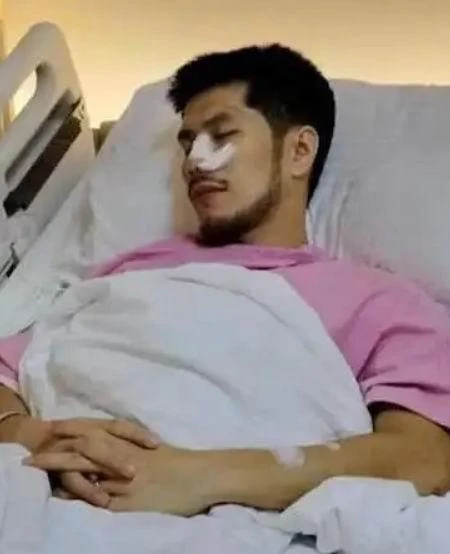 Kritsada Wongkoew đang được chăm sóc đặc biệt tại bệnh viện. Ảnh: AFF