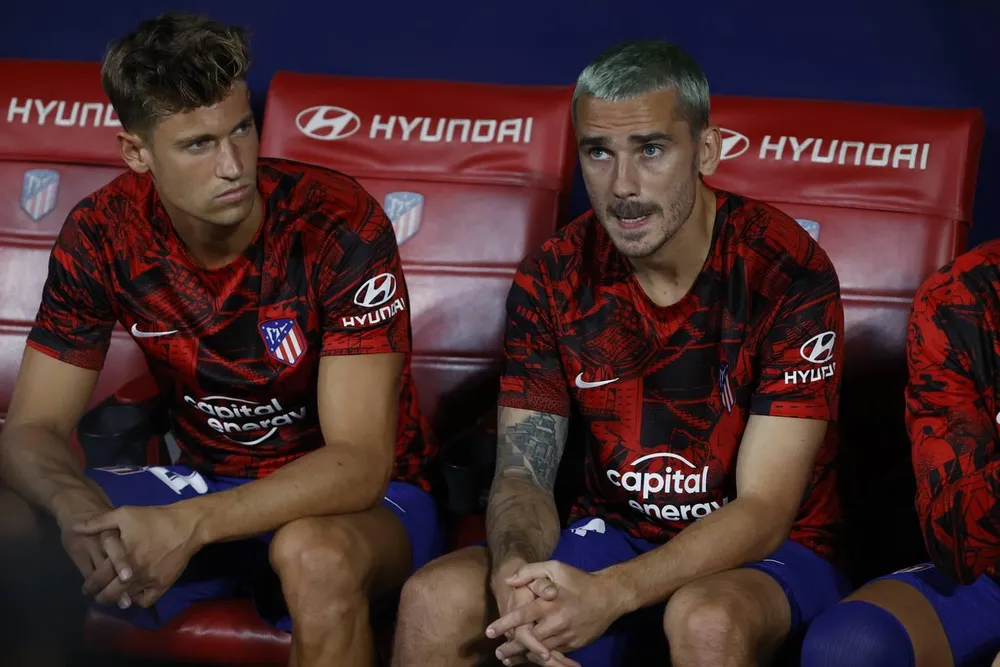 Antoine Griezmann trên băng ghế dự bị buồn bã khi thua derby thành Madrid. Ảnh: Getty Antoine Griezmann trên băng ghế dự bị buồn bã khi thua derby thành Madrid. Ảnh: Getty