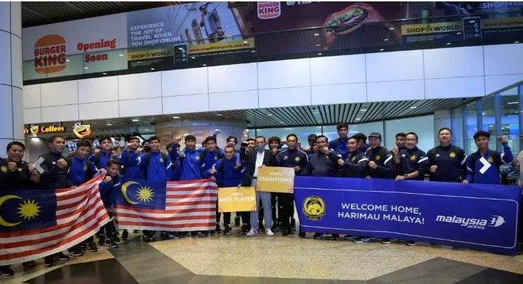 Hai tháng trước, nhóm fan &quot;cứng&quot; của Malaysia được vào tận phòng cách ly sân bay Kuala Lumpur đón thầy trò ông Waras từ Indonesia quay về. Ảnh: Bernama