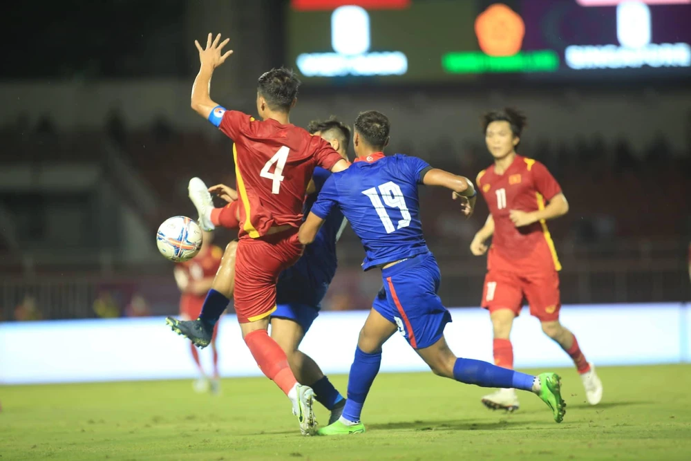 HLV Takayuki chỉ tung mỗi cậu trai út của Fandi Ahmad là Ilhan (19) vào đội hình xuất phát. Ảnh: ANH VIÊN HLV Takayuki chỉ tung mỗi cậu trai út của Fandi Ahmad là Ilhan (19) vào đội hình xuất phát. Ảnh: ANH VIÊN