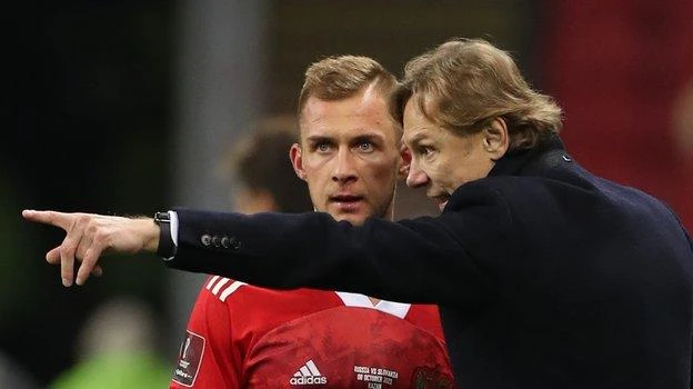 Thầy trò Valery Karpin tiếp tục ngồi chơi xơi nước, nhưng họ vẫn tập trung đội tuyển theo lịch FIFA. Ảnh: S.E