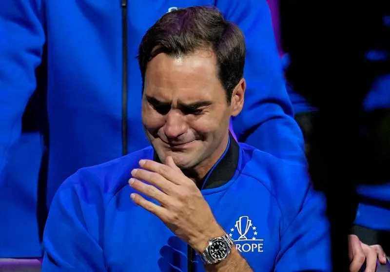 Sau lời phát biểu &quot;cuộc hành trình hoàn hảo&quot; của mình, Federer bật khóc.