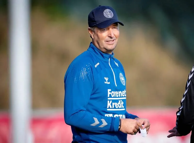 Thầy của Eriksen ở tuyển Đan Mạch mỗi năm nhận 1,15 triệu euro. HLV Kasper Hjulmand từng để lại dấu ấn tại Euro 2020. Lương ở đội tuyển xứ Bò tót không cao lắm đâu, mỗi năm Luis Enrique nhận chỉ 1,15 triệu euro mà thôi, nhưng áp lực thì cực lớn. Herve Renard từng hai lần đánh bại tuyển VN, ngồi ghế HLV trưởng Saudi Arabia mỗi năm nhận 1,1 triệu euro. Ông Hajime Moriyasu mỗi năm nhận 1 triệu euro từ JFA, mục tiêu của tuyển Nhật tại Qatar là ít nhất vào vòng 16 đội. Ngồi ghế HLV Uruguay, làm thầy của Suarez, Darwin Nunez... mỗi năm Diego Alonso nhận 860.000 euro tiền lương. Gustavo Alfaro mỗi năm nhận 770.000 euro khi dẫn dắt tuyển Ecuador. Thuyền trưởng Dragon Stojkovic nhận 650.000 euro khi dẫn dắt tuyển Serbia. Nhà cầm quân có &quot;đôi mắt nhung&quot; mơ màng - Zlatko Dalic từng mang về ngôi á quân cho Croatia nhận lương mỗi năm 550.000 euro. Thuyền trưởng có gương mặt như chính trị gia của tuyển Ba Lan này mỗi năm nhận 500.000 euro, HLV Czeslaw Michniewickz ít áp lực dù đang sở hữu &quot;siêu sát thủ&quot; Lewandowski. John Herdman của Canada mỗi năm nhận 480.000 euro khi dẫn dắt đội tuyển Bắc Mỹ. Otto Addo mỗi năm nhận của LĐBĐ Ghana 400.000 euro khi dẫn dắt đội tuyển nước này. Robert Page, người thế vai Ryan Giggs mỗi năm nhận từ LĐBĐ Wales 380.000 euro. Costa Rica mỗi năm chi cho HLV Luis Suarez 350.000 euro lương dẫn dắt đội tuyển Trung Mỹ - Caribe này. Huyền thoại Song dẫn dắt tuyển Cameroon mỗi năm nhận 340.000 euro. Aliou Cisse mỗi năm có 310.000 euro chảy vào tài khoản từ LĐBĐ Senegal. HLV trưởng tuyển Tunisia, ông Jalel Kardi lương rất bèo 130.000 euro/năm. Hai HLV Carlos Quiroz của Iran và Walid Redragui của Morocco có mức thu nhập không được tiết lộ.