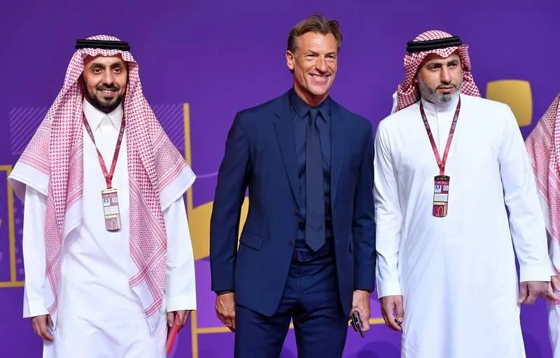 Herve Renard từng hai lần đánh bại tuyển VN, ngồi ghế HLV trưởng Saudi Arabia mỗi năm nhận 1,1 triệu euro. Ông Hajime Moriyasu mỗi năm nhận 1 triệu euro từ JFA, mục tiêu của tuyển Nhật tại Qatar là ít nhất vào vòng 16 đội. Ngồi ghế HLV Uruguay, làm thầy của Suarez, Darwin Nunez... mỗi năm Diego Alonso nhận 860.000 euro tiền lương. Gustavo Alfaro mỗi năm nhận 770.000 euro khi dẫn dắt tuyển Ecuador. Thuyền trưởng Dragon Stojkovic nhận 650.000 euro khi dẫn dắt tuyển Serbia. Nhà cầm quân có &quot;đôi mắt nhung&quot; mơ màng - Zlatko Dalic từng mang về ngôi á quân cho Croatia nhận lương mỗi năm 550.000 euro. Thuyền trưởng có gương mặt như chính trị gia của tuyển Ba Lan này mỗi năm nhận 500.000 euro, HLV Czeslaw Michniewickz ít áp lực dù đang sở hữu &quot;siêu sát thủ&quot; Lewandowski. John Herdman của Canada mỗi năm nhận 480.000 euro khi dẫn dắt đội tuyển Bắc Mỹ. Otto Addo mỗi năm nhận của LĐBĐ Ghana 400.000 euro khi dẫn dắt đội tuyển nước này. Robert Page, người thế vai Ryan Giggs mỗi năm nhận từ LĐBĐ Wales 380.000 euro. Costa Rica mỗi năm chi cho HLV Luis Suarez 350.000 euro lương dẫn dắt đội tuyển Trung Mỹ - Caribe này. Huyền thoại Song dẫn dắt tuyển Cameroon mỗi năm nhận 340.000 euro. Aliou Cisse mỗi năm có 310.000 euro chảy vào tài khoản từ LĐBĐ Senegal. HLV trưởng tuyển Tunisia, ông Jalel Kardi lương rất bèo 130.000 euro/năm. Hai HLV Carlos Quiroz của Iran và Walid Redragui của Morocco có mức thu nhập không được tiết lộ.