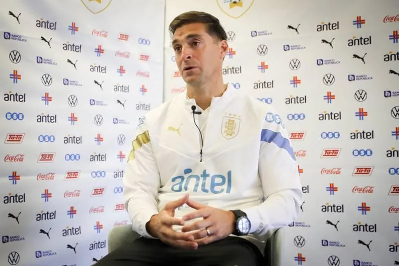 Ngồi ghế HLV Uruguay, làm thầy của Suarez, Darwin Nunez... mỗi năm Diego Alonso nhận 860.000 euro tiền lương. Gustavo Alfaro mỗi năm nhận 770.000 euro khi dẫn dắt tuyển Ecuador. Thuyền trưởng Dragon Stojkovic nhận 650.000 euro khi dẫn dắt tuyển Serbia. Nhà cầm quân có &quot;đôi mắt nhung&quot; mơ màng - Zlatko Dalic từng mang về ngôi á quân cho Croatia nhận lương mỗi năm 550.000 euro. Thuyền trưởng có gương mặt như chính trị gia của tuyển Ba Lan này mỗi năm nhận 500.000 euro, HLV Czeslaw Michniewickz ít áp lực dù đang sở hữu &quot;siêu sát thủ&quot; Lewandowski. John Herdman của Canada mỗi năm nhận 480.000 euro khi dẫn dắt đội tuyển Bắc Mỹ. Otto Addo mỗi năm nhận của LĐBĐ Ghana 400.000 euro khi dẫn dắt đội tuyển nước này. Robert Page, người thế vai Ryan Giggs mỗi năm nhận từ LĐBĐ Wales 380.000 euro. Costa Rica mỗi năm chi cho HLV Luis Suarez 350.000 euro lương dẫn dắt đội tuyển Trung Mỹ - Caribe này. Huyền thoại Song dẫn dắt tuyển Cameroon mỗi năm nhận 340.000 euro. Aliou Cisse mỗi năm có 310.000 euro chảy vào tài khoản từ LĐBĐ Senegal. HLV trưởng tuyển Tunisia, ông Jalel Kardi lương rất bèo 130.000 euro/năm. Hai HLV Carlos Quiroz của Iran và Walid Redragui của Morocco có mức thu nhập không được tiết lộ.