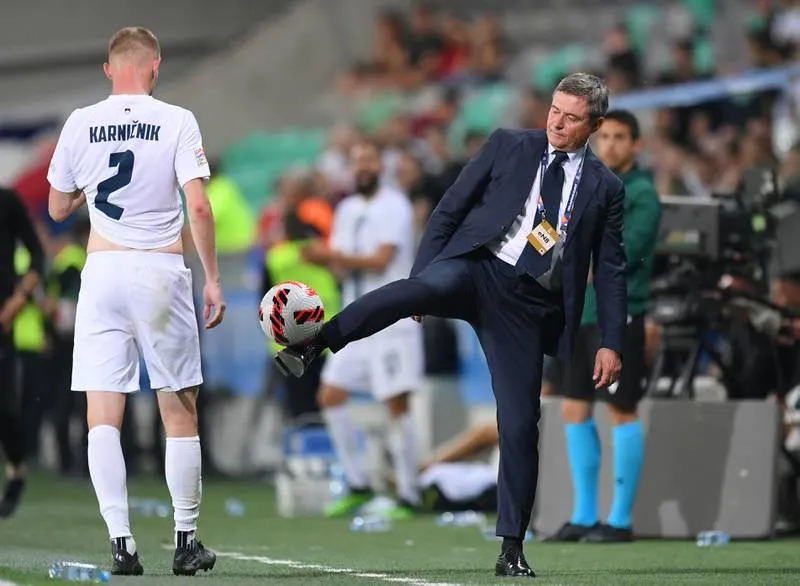 Thuyền trưởng Dragon Stojkovic nhận 650.000 euro khi dẫn dắt tuyển Serbia. Nhà cầm quân có &quot;đôi mắt nhung&quot; mơ màng - Zlatko Dalic từng mang về ngôi á quân cho Croatia nhận lương mỗi năm 550.000 euro. Thuyền trưởng có gương mặt như chính trị gia của tuyển Ba Lan này mỗi năm nhận 500.000 euro, HLV Czeslaw Michniewickz ít áp lực dù đang sở hữu &quot;siêu sát thủ&quot; Lewandowski. John Herdman của Canada mỗi năm nhận 480.000 euro khi dẫn dắt đội tuyển Bắc Mỹ. Otto Addo mỗi năm nhận của LĐBĐ Ghana 400.000 euro khi dẫn dắt đội tuyển nước này. Robert Page, người thế vai Ryan Giggs mỗi năm nhận từ LĐBĐ Wales 380.000 euro. Costa Rica mỗi năm chi cho HLV Luis Suarez 350.000 euro lương dẫn dắt đội tuyển Trung Mỹ - Caribe này. Huyền thoại Song dẫn dắt tuyển Cameroon mỗi năm nhận 340.000 euro. Aliou Cisse mỗi năm có 310.000 euro chảy vào tài khoản từ LĐBĐ Senegal. HLV trưởng tuyển Tunisia, ông Jalel Kardi lương rất bèo 130.000 euro/năm. Hai HLV Carlos Quiroz của Iran và Walid Redragui của Morocco có mức thu nhập không được tiết lộ.