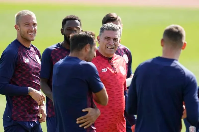 Costa Rica mỗi năm chi cho HLV Luis Suarez 350.000 euro lương dẫn dắt đội tuyển Trung Mỹ - Caribe này. Huyền thoại Song dẫn dắt tuyển Cameroon mỗi năm nhận 340.000 euro. Aliou Cisse mỗi năm có 310.000 euro chảy vào tài khoản từ LĐBĐ Senegal. HLV trưởng tuyển Tunisia, ông Jalel Kardi lương rất bèo 130.000 euro/năm. Hai HLV Carlos Quiroz của Iran và Walid Redragui của Morocco có mức thu nhập không được tiết lộ.