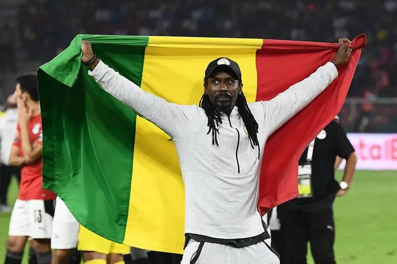 Aliou Cisse mỗi năm có 310.000 euro chảy vào tài khoản từ LĐBĐ Senegal. HLV trưởng tuyển Tunisia, ông Jalel Kardi lương rất bèo 130.000 euro/năm. Hai HLV Carlos Quiroz của Iran và Walid Redragui của Morocco có mức thu nhập không được tiết lộ.