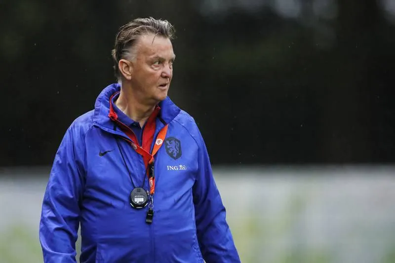 Cựu HLV Barcelona, MU dù đang bị căn bệnh quái ác hành hạ, nhưng ông nhất quyết không rời ghế tuyển Hà Lan vì háo hức trải nghiệm World Cup. Hà Lan chi trả cho HLV Louis Van Gaal 2,9 triệu euro mỗi năm. Gerardo Martino mỗi năm &quot;thửa&quot; của LĐBĐ Mexico 2,9 triệu euro khi ngồi ghế thuyền trưởng đội tuyển nước này. Thầy của Messi ở đội tuyển Argentina - ông Lionel Scalori mỗi năm nhận từ AFA mức lương 2,6 triệu euro. &quot;Bại tướng&quot; của thầy Park tại Thường Châu 2018, HLV trưởng tuyển chủ nhà World Cup 2022 - Qatar nhận lương mỗi năm 2,4 triệu euro. Thầy của Ronaldo ở đội tuyển, Fernando Santos từng giúp Bồ Đào Nha lần đầu lên ngôi giải lớn (Euro 2016) nhận lương 2,25 triệu euro. Xứ sở đồng hồ Thụy Sĩ mỗi năm chi cho thuyền trưởng Murat Yakin 1,6 triệu euro tiền lương khi dẫn dắt tuyển. Sang xứ Kim chi dẫn dắt Hàn Quốc, cựu HLV Bồ Đào Nha, ông Paulo Bento mỗi năm nhận &quot;lúa&quot; 1,6 triệu euro. Graham Arnold từng dẫn &quot;chuột túi&quot; Úc đánh bại tuyển VN cả lượt đi và về tại bảng B, giai đoạn 3 vòng loại World Cup 2022 nhận lương 1,3 triệu euro. Gregg Berhalter mỗi năm nhận 1,25 triệu euro khi làm HLV trưởng tuyển Mỹ. Những cầu thủ nam của Mỹ hay bị đồng nghiệp là đội nữ Mỹ &quot;soi&quot; về thu nhập, nam có thành tích kém hơn nữ nhưng lương cao ngất ngưỡng. Mỗi năm LĐBĐ Bỉ chi cho Roberto Martinez 1,2 triệu euro mà thôi, dù ông mang về danh hiệu đệ tam anh hào tại World Cup 2018. Thầy của Eriksen ở tuyển Đan Mạch mỗi năm nhận 1,15 triệu euro. HLV Kasper Hjulmand từng để lại dấu ấn tại Euro 2020. Lương ở đội tuyển xứ Bò tót không cao lắm đâu, mỗi năm Luis Enrique nhận chỉ 1,15 triệu euro mà thôi, nhưng áp lực thì cực lớn. Herve Renard từng hai lần đánh bại tuyển VN, ngồi ghế HLV trưởng Saudi Arabia mỗi năm nhận 1,1 triệu euro. Ông Hajime Moriyasu mỗi năm nhận 1 triệu euro từ JFA, mục tiêu của tuyển Nhật tại Qatar là ít nhất vào vòng 16 đội. Ngồi ghế HLV Uruguay, làm thầy của Suarez, Darwin Nunez... mỗi năm Diego Alonso nhận 860.000 euro tiền lương. Gustavo Alfaro mỗi năm nhận 770.000 euro khi dẫn dắt tuyển Ecuador. Thuyền trưởng Dragon Stojkovic nhận 650.000 euro khi dẫn dắt tuyển Serbia. Nhà cầm quân có &quot;đôi mắt nhung&quot; mơ màng - Zlatko Dalic từng mang về ngôi á quân cho Croatia nhận lương mỗi năm 550.000 euro. Thuyền trưởng có gương mặt như chính trị gia của tuyển Ba Lan này mỗi năm nhận 500.000 euro, HLV Czeslaw Michniewickz ít áp lực dù đang sở hữu &quot;siêu sát thủ&quot; Lewandowski. John Herdman của Canada mỗi năm nhận 480.000 euro khi dẫn dắt đội tuyển Bắc Mỹ. Otto Addo mỗi năm nhận của LĐBĐ Ghana 400.000 euro khi dẫn dắt đội tuyển nước này. Robert Page, người thế vai Ryan Giggs mỗi năm nhận từ LĐBĐ Wales 380.000 euro. Costa Rica mỗi năm chi cho HLV Luis Suarez 350.000 euro lương dẫn dắt đội tuyển Trung Mỹ - Caribe này. Huyền thoại Song dẫn dắt tuyển Cameroon mỗi năm nhận 340.000 euro. Aliou Cisse mỗi năm có 310.000 euro chảy vào tài khoản từ LĐBĐ Senegal. HLV trưởng tuyển Tunisia, ông Jalel Kardi lương rất bèo 130.000 euro/năm. Hai HLV Carlos Quiroz của Iran và Walid Redragui của Morocco có mức thu nhập không được tiết lộ.