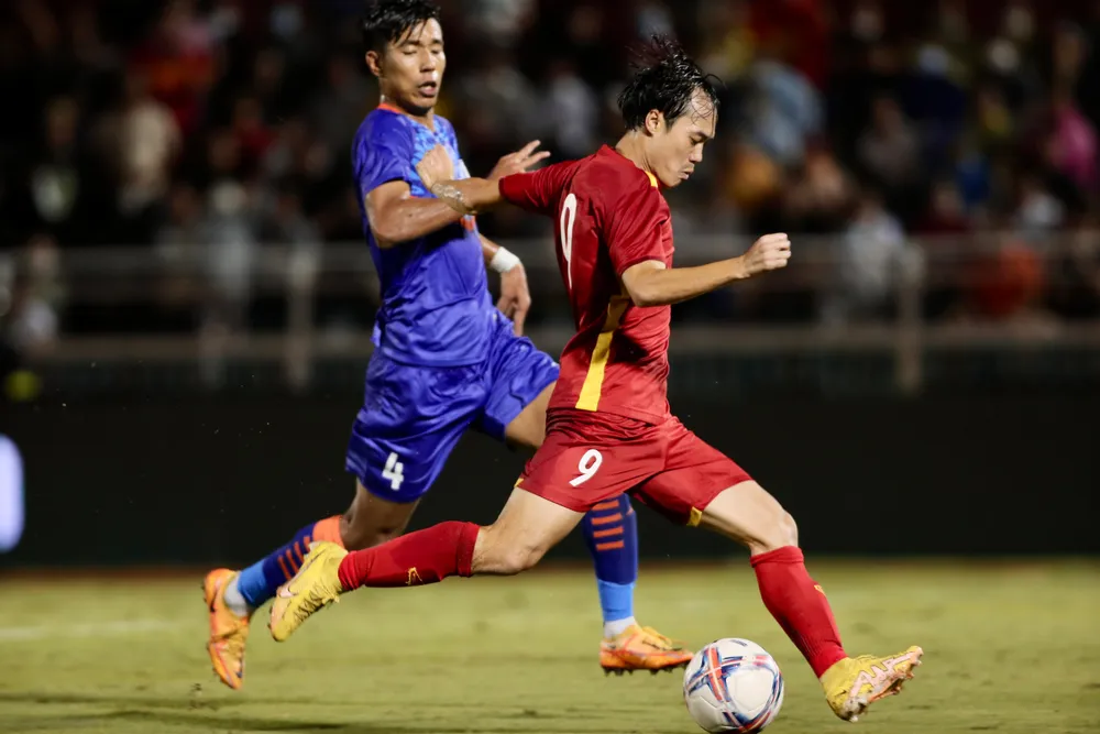 Văn Toàn vào đá đầu hiệp 2 và có bàn thắng nâng tỉ số 2-0 cho VN. Ảnh: ANH PHƯƠNG Văn Toàn vào đá đầu hiệp 2 và có bàn thắng nâng tỉ số 2-0 cho VN. Ảnh: ANH PHƯƠNG