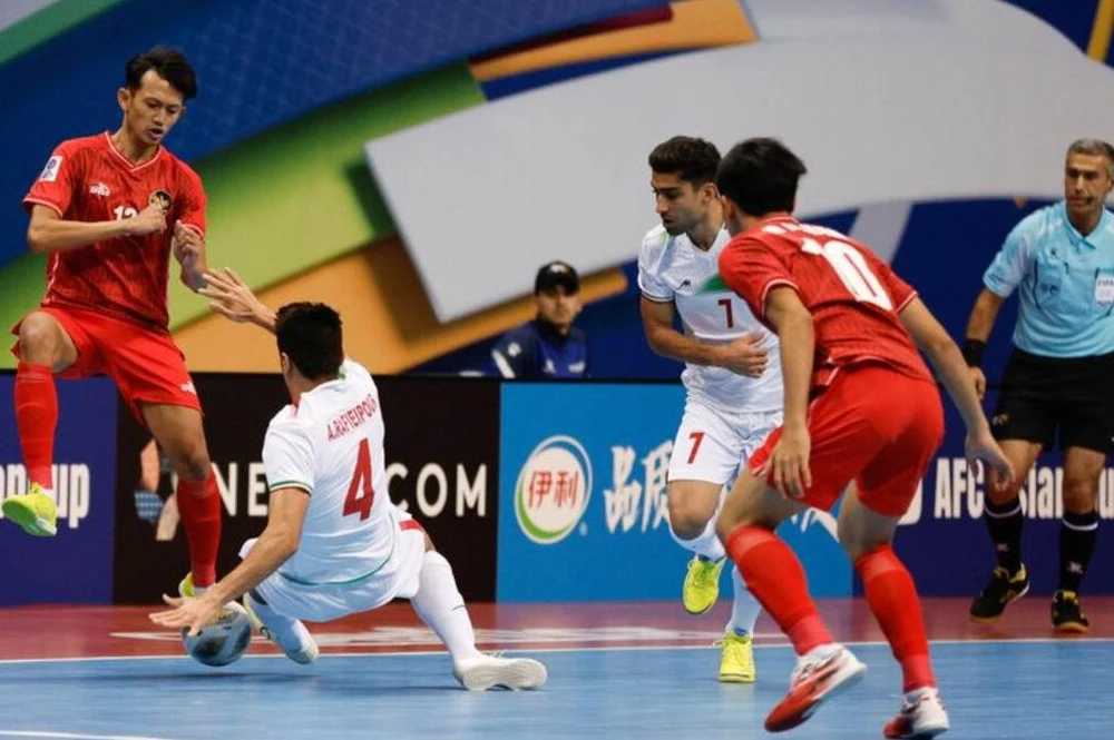 Indonesia (đỏ) là đối thủ khó trị ở Đông Nam Á đối với VN và cả Thái Lan nhưng đã thua anh cả Iran đến 0-5. Ảnh: AFC