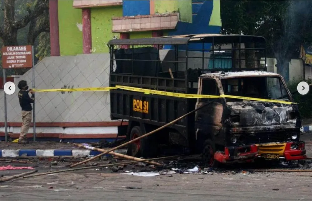 Xe chở lực lượng cảnh sát đến sân cũng bị đốt cháy. Ảnh: AFP Nạn nhân được đưa ra ngoài. Ảnh: AFP