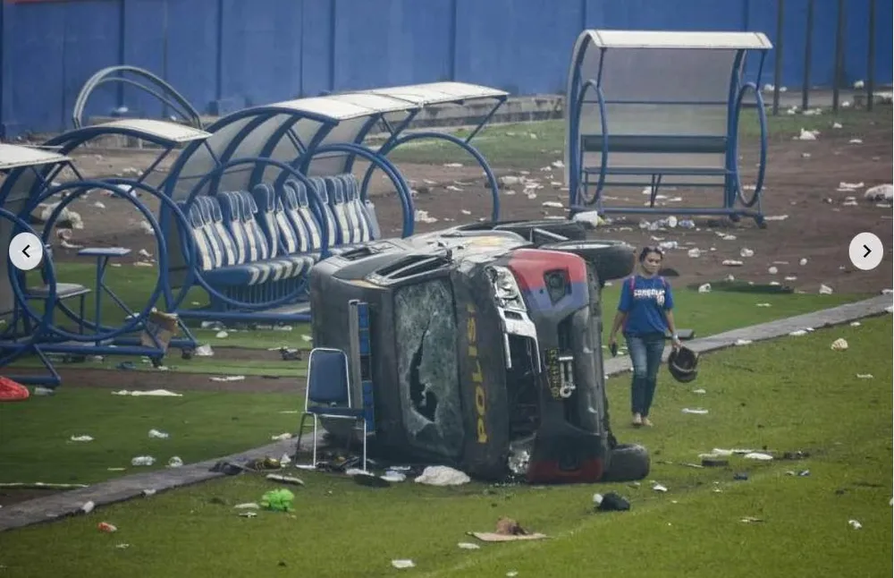 Sân Kanjuruhan sau thảm kịch đêm 1-10. Ảnh: AFP Sân Kanjuruhan sau thảm kịch đêm 1-10. Ảnh: AFP