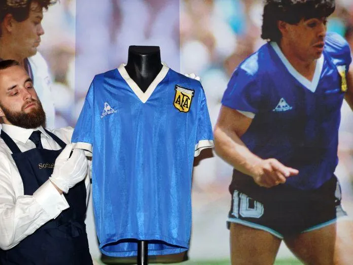 Chiếc áo số 10 huyền thoại, Maradona mặc ghi bàn thắng bằng &quot;bàn tay của Chúa&quot; sẽ nằm trong bảo tàng 3-2-1 ở Qatar, nó sẽ là vật phẩm thu hút du khách nhất mùa World Cup 2022. Ảnh: AFP