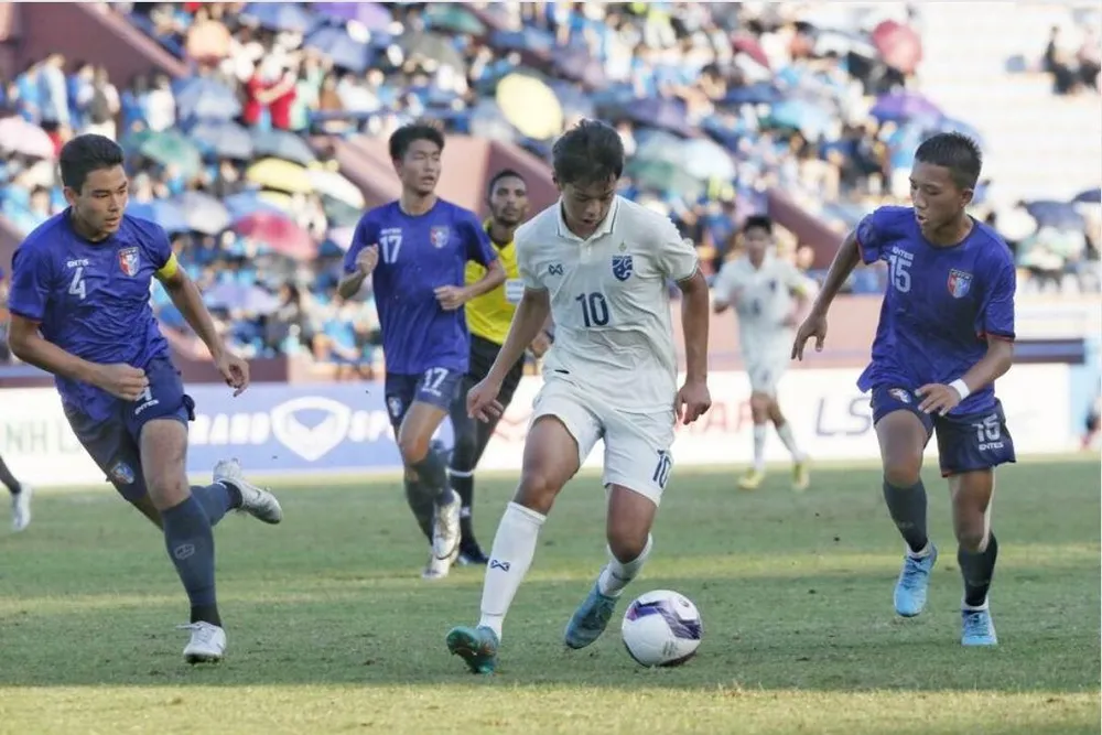 U-17 Thái Lan (trắng) thể hiện nhạt hơn Việt Nam tại Việt Trì, nhưng điều đó không nói lên được gì khi họ đối đầu với Việt Nam lúc 19 giờ ngày 9-10. Ảnh: AFC U-17 Thái Lan (trắng) thể hiện nhạt hơn Việt Nam tại Việt Trì, nhưng điều đó không nói lên được gì khi họ đối đầu với Việt Nam lúc 19 giờ ngày 9-10. Ảnh: AFC