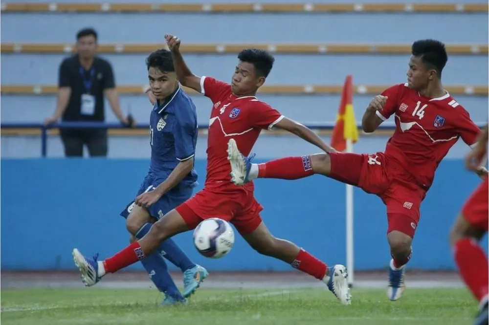 Nepal (đỏ) trong trận thua Thái Lan 0-3 chiều 5-10 tại Việt Trì. Ảnh: AFC