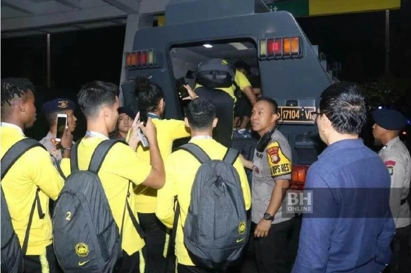 U-19 Malaysia từng vào xe bọc thép của quân đội Indonesia về khách sạn sau khi thắng Indonesia ở chung kết. Ảnh: BH