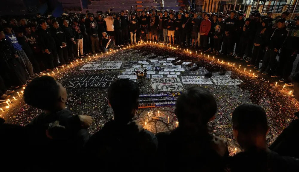 Nhiều nơi ở Indonesia tưởng niệm nạn nhân xấu số của thảm kịch 1-10. La Liga Tây Ban Nha và CLB Real Madrid tiến hành phút mặc niệm tưởng nhớ nạn nhân vụ Kanjuruhan. Tướng Mochamad Iriawan, Chủ tịch LĐBĐ Indonesia đi bên cạnh Tổng thống Widodo. Ông Iriawan đang chịu áp lực dư luận buộc từ chức.