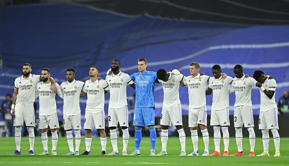 La Liga Tây Ban Nha và CLB Real Madrid tiến hành phút mặc niệm tưởng nhớ nạn nhân vụ Kanjuruhan. Tướng Mochamad Iriawan, Chủ tịch LĐBĐ Indonesia đi bên cạnh Tổng thống Widodo. Ông Iriawan đang chịu áp lực dư luận buộc từ chức.