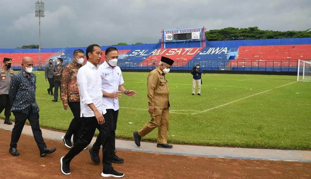 Tướng Mochamad Iriawan, Chủ tịch LĐBĐ Indonesia đi bên cạnh Tổng thống Widodo. Ông Iriawan đang chịu áp lực dư luận buộc từ chức.