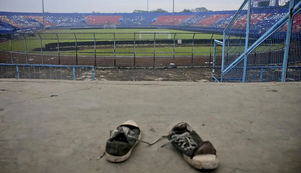 Thảm họa gây nên cái chết của 131 nạn nhân, thảm họa đứng thứ nhì về số người chết trong lịch sử bóng đá nhân loại. Ba cảnh sát đã bị bắt gồm người ra lệnh và hai cảnh sát khai hỏa hơi cay và bom cháy. Các đội tuyển Indonesia gồm tuyển Futsal và U-17 đang thi đấu nước ngoài đeo dải băng tang trên tay. Nhiều nơi ở Indonesia tưởng niệm nạn nhân xấu số của thảm kịch 1-10. La Liga Tây Ban Nha và CLB Real Madrid tiến hành phút mặc niệm tưởng nhớ nạn nhân vụ Kanjuruhan. Tướng Mochamad Iriawan, Chủ tịch LĐBĐ Indonesia đi bên cạnh Tổng thống Widodo. Ông Iriawan đang chịu áp lực dư luận buộc từ chức.