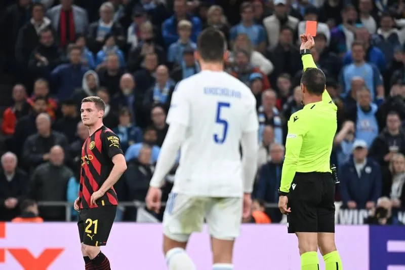 Ngay phút 18, Tomori của AC Milan đã phải nhận thẻ đỏ, để Chelsea đánh bại 2-0 ngay tại San Siro. Ảnh: Getty Ngay phút 18, Tomori của AC Milan đã phải nhận thẻ đỏ, để Chelsea đánh bại 2-0 ngay tại San Siro. Ảnh: Getty