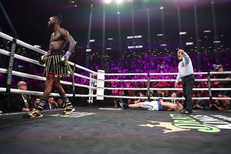 Tay đấm Robert Helenius bị bể mũi, dập sụn nặng và...bất tỉnh. Deontay Wilder có 43 trận thắng hai trận thua và một trận hòa, trong đó thắng Knock out 42 trận. Tổ bác sĩ tiến hành kiểm tra ngay tay đấm Bắc Âu, 38 tuổi liệu có bị vỡ xương mặt và vỡ sọ sau cú đấm tàn bạo của Wilder hay không?