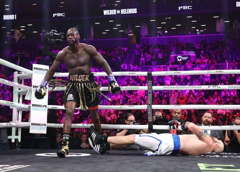 Ngay ở hiệp thứ nhất cụ thể phút thứ 2 giây thứ 56, Deontay Wilder tung ra cú đấm tay phải cực mạnh mà được mô tả là...hoang dã và tàn bạo. Tay đấm Robert Helenius bị bể mũi, dập sụn nặng và...bất tỉnh. Deontay Wilder có 43 trận thắng hai trận thua và một trận hòa, trong đó thắng Knock out 42 trận. Tổ bác sĩ tiến hành kiểm tra ngay tay đấm Bắc Âu, 38 tuổi liệu có bị vỡ xương mặt và vỡ sọ sau cú đấm tàn bạo của Wilder hay không?