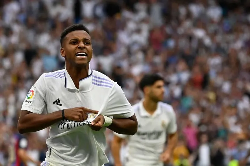 Tuyển thủ Brazil Rodrygo &quot;chốt&quot; trận El Clasico với tỉ số 3-1 cho Real Madrid bằng bàn thắng phút 90+1. ...Đã nhiều lần HLV Xavi phản đối trọng tài. Federico Valverde là tác giả bàn nâng tỉ số lên 2-0 phút 35. Đội trưởng Benzema chia vui cùng đồng đội Federico. Thắng trận rồi, Benzema sẽ bay về Pháp nhận danh hiệu Quả bóng vàng 2022 dưới ánh mắt &quot;tâm phục khẩu phục&quot; của cả thế giới bóng đá? Thủ thành Marc Andre ter Stegen của Barcelona hai trận liền sáu lần vào lưới nhặt bóng trước các chân sút Inter và Real Madrid. Tuyển thủ trẻ Tây Ban Nha Ferran Torres có bàn danh dự cho Barcelona phút 83. Real Madrid lại vào guồng chiến thắng dẫn đầu La Liga và dẫn đầu bảng F Champions League. Lão tướng Luka Modric vẫn là &quot;hạt nhân&quot; trong chiến thắng ở El Clasico. Rodrygo &quot;chốt&quot; trận đấu 3-1 cho Real từ chấm 11m. Thời điểm Ferran Torres rút ngắn 1-2 cũng là... lúc trận đấu bùng nổ. Carlo Ancelotti chia sẻ với đồng nghiệp trẻ Xavi.