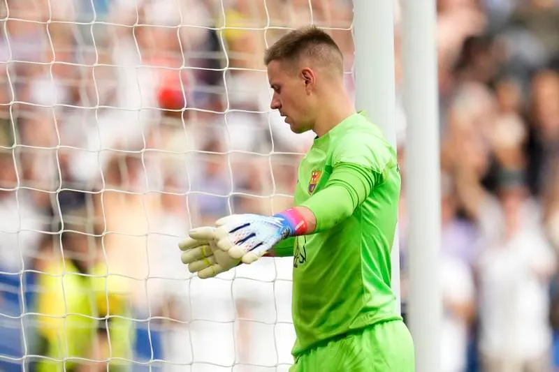 Thủ thành Marc Andre ter Stegen của Barcelona hai trận liền sáu lần vào lưới nhặt bóng trước các chân sút Inter và Real Madrid. Tuyển thủ trẻ Tây Ban Nha Ferran Torres có bàn danh dự cho Barcelona phút 83. Real Madrid lại vào guồng chiến thắng dẫn đầu La Liga và dẫn đầu bảng F Champions League. Lão tướng Luka Modric vẫn là &quot;hạt nhân&quot; trong chiến thắng ở El Clasico. Rodrygo &quot;chốt&quot; trận đấu 3-1 cho Real từ chấm 11m. Thời điểm Ferran Torres rút ngắn 1-2 cũng là... lúc trận đấu bùng nổ. Carlo Ancelotti chia sẻ với đồng nghiệp trẻ Xavi.
