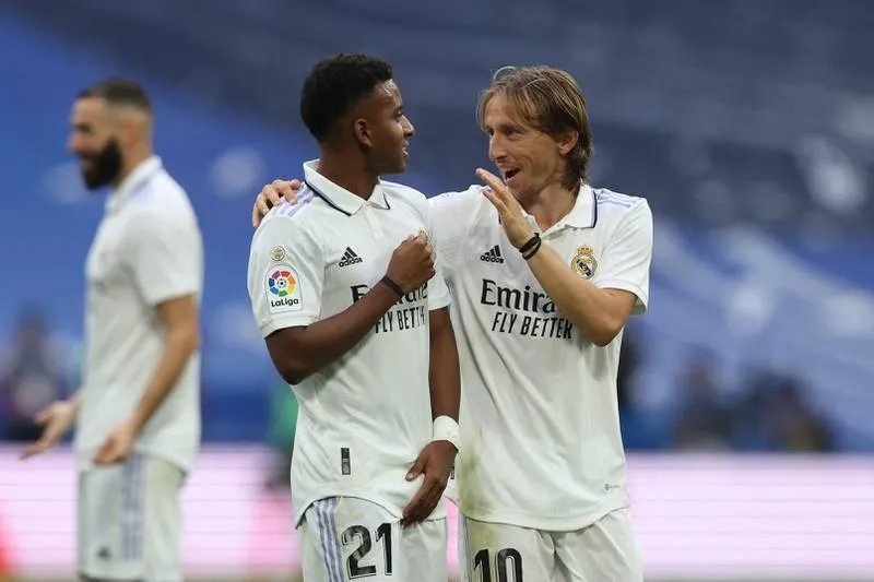 Lão tướng Luka Modric vẫn là &quot;hạt nhân&quot; trong chiến thắng ở El Clasico. Rodrygo &quot;chốt&quot; trận đấu 3-1 cho Real từ chấm 11m. Thời điểm Ferran Torres rút ngắn 1-2 cũng là... lúc trận đấu bùng nổ. Carlo Ancelotti chia sẻ với đồng nghiệp trẻ Xavi.