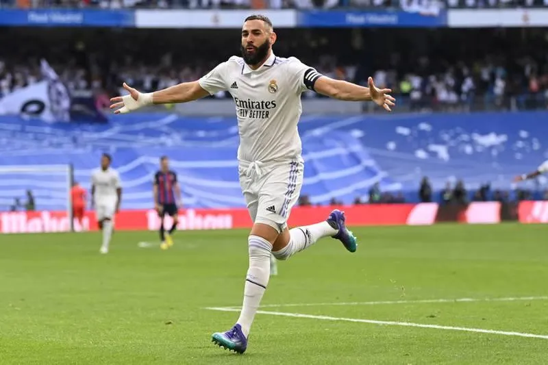 Thắng trận rồi, Benzema sẽ bay về Pháp nhận danh hiệu Quả bóng vàng 2022 dưới ánh mắt &quot;tâm phục khẩu phục&quot; của cả thế giới bóng đá? Thủ thành Marc Andre ter Stegen của Barcelona hai trận liền sáu lần vào lưới nhặt bóng trước các chân sút Inter và Real Madrid. Tuyển thủ trẻ Tây Ban Nha Ferran Torres có bàn danh dự cho Barcelona phút 83. Real Madrid lại vào guồng chiến thắng dẫn đầu La Liga và dẫn đầu bảng F Champions League. Lão tướng Luka Modric vẫn là &quot;hạt nhân&quot; trong chiến thắng ở El Clasico. Rodrygo &quot;chốt&quot; trận đấu 3-1 cho Real từ chấm 11m. Thời điểm Ferran Torres rút ngắn 1-2 cũng là... lúc trận đấu bùng nổ. Carlo Ancelotti chia sẻ với đồng nghiệp trẻ Xavi.