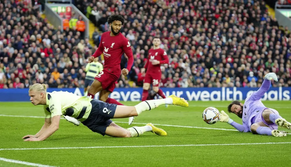 Một trận đấu mà Erling Haaland đã phải &quot;chúi mũi, chúi lái&quot; cũng không thể ghi bàn. Các cầu thủ đội chủ sân Anfield đều tập trung vô hiệu hóa Haaland. Haaland cũng có cơ hội nhưng không có tình huống thực sự nguy hiểm. Phía bên kia chỉ cần Salah tỏa sáng phút 76 ghi bàn duy nhất trận cho Liverpool khiến Man. City ôm hận.