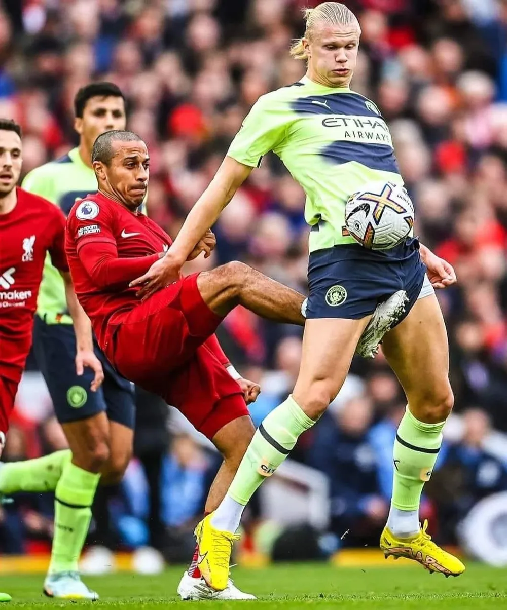 Các cầu thủ đội chủ sân Anfield đều tập trung vô hiệu hóa Haaland. Haaland cũng có cơ hội nhưng không có tình huống thực sự nguy hiểm. Phía bên kia chỉ cần Salah tỏa sáng phút 76 ghi bàn duy nhất trận cho Liverpool khiến Man. City ôm hận.