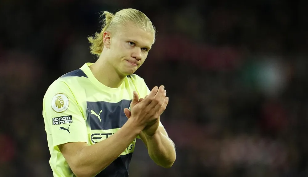 Erling Haaland không thể &quot;ghi dấu ấn&quot; đầu tiên của mình tại Anfield. Tiền đạo Na Uy đã bị trung vệ hay nhất thế giới của Hà Lan Van Dijk &quot;khóa cứng&quot;. Lòng kiêu hãnh của trung phong trẻ liệu có bị... tổn thương? Một trận đấu mà Erling Haaland đã phải &quot;chúi mũi, chúi lái&quot; cũng không thể ghi bàn. Các cầu thủ đội chủ sân Anfield đều tập trung vô hiệu hóa Haaland. Haaland cũng có cơ hội nhưng không có tình huống thực sự nguy hiểm. Phía bên kia chỉ cần Salah tỏa sáng phút 76 ghi bàn duy nhất trận cho Liverpool khiến Man. City ôm hận.