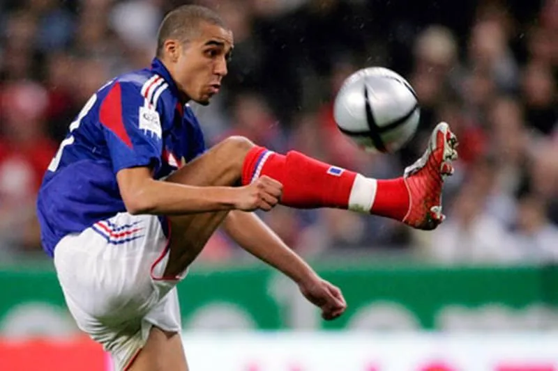 David Trezeguet- 307 bàn (Platense 0, Monaco 62, Juventus 171, Hercules 12, Baniyas 0, River Plate 17, Newell&apos;s Old Boys 9, Pune City 2, Pháp 34). Huyền thoại &quot;sống&quot; còn chơi cho AC Milan Oliver Giroud- 307 bàn (Platense 0, Monaco 62, Juventus 171, Hercules 12, Baniyas 0, River Plate 17, Newell&apos;s Old Boys 9, Pune City 2, Pháp 34). Just Fontaine- 288 bàn (USM Casablanca 62, Nice 51, Reims 145, France 30). Djibril Cisse- 280 bàn (Auxerre 90, Liverpool 24, (Marseille (cho mượn) 37, Sunderland (cho mượn) 11, Panathinaikos 55, Lazio 5, QPR 10, Al Gharafa 5, Kuban Krasnodar 5, Bastia 6, Saint Pierroise 0, Yverdon-Sport 23, Pháp 9). Antoine Griezmann- 270 bàn (Real Sociedad 52, Atletico Madrid 133, Barcelona 55, Atletico Madrid (cho mượn) 8, Pháp 42). Youri Djorkaeff-254 bàn (Grenoble 24, Strasbourg 25, Monaco 67, Paris Saint-Germain 19, Inter Milan 39, Kaiserslautern 18, Bolton Wanderers 21, Blackburn Rovers 0, Metro Stars 11, New York Red Bulls 2, Pháp 28). Nikolas Enelka- 224 bàn (Paris Saint-Germain 1, Arsenal 28, Real Madrid 7, PSG 18, Liverpool (cho mượn) 5, Manchester City 45, Fenerbahce 16, Bolton Wanderers 23, Chelsea 59, Shanghai Shenhua 4, Juventus (cho mượn) 0, West Bromwich Albion 2, Mumbai City 2, Pháp 14). Kylian Mbappe-213 bàn (Monaco 27, Paris Saint-Germain (cho mượn) 21, PSG 158, Pháp 24). Eric Cantona- 185 bàn (Auxerre 29, Martigues (cho mượn) 4, Marseille 14, Bordeaux (cho mượn) 8, Montpellier (cho mượn) 14, Nimes 2, Leeds United 14, Manchester United 82, Pháp 20). Zinedine Zidane - 156 bàn - (Cannes 6, Bordeaux 39, Juventus 31, Real Madrid 49, Pháp 31).