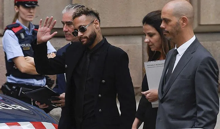 Neymar đến Tòa Barcelona ngày 17-10. Ảnh: AFP