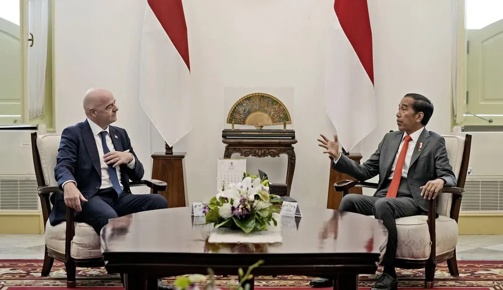 Chủ tịch FIFA nói một câu nổi tiếng ở Phủ Tổng thống Indonesia: &quot;Chúng tôi đã đến đây với các bạn, chúng tôi, đội ngũ FIFA giàu kinh nghiệm sẽ giúp các bạn nâng cấp an toàn bóng đá&quot;.